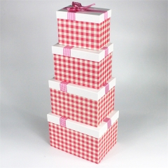 Прекрасная розовая клетчатая упаковочная коробка с крышкой и лентой в подарок