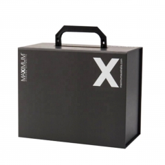 Роскошный черный чемодан, картонная коробка с ручкой
