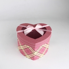 розовая картонная коробка в форме сердца с бантом на свадьбу