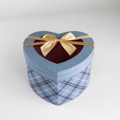 Бумажная коробка в форме сердца с окном из ПВХ и бантом