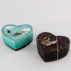 картонная коробка для конфет в форме сердца с металлическими частями для свадьбы